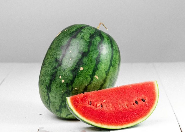 Ο αλάνθαστος τρόπος για να διαλέξετε καλό καρπούζι