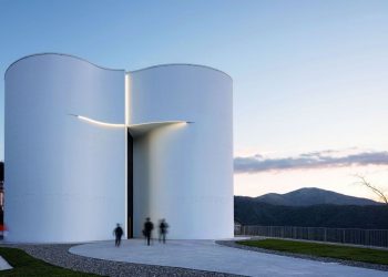 Η εκκλησία της Santa Maria Goretti μοιάζει με αρχιτεκτονικό θαύμα