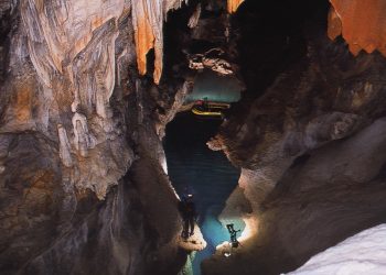 Το απίστευτο σπήλαιο των 13 λιμνών στην Αχαΐα