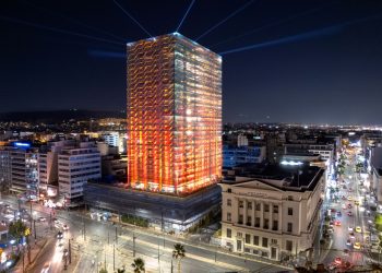 Ο πύργος του Πειραιά σε χριστουγεννιάτικο mood