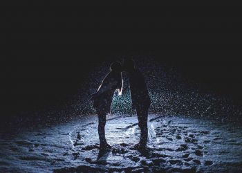 Τι λέει η Βιολογία για τον έρωτα με την πρώτη ματιά