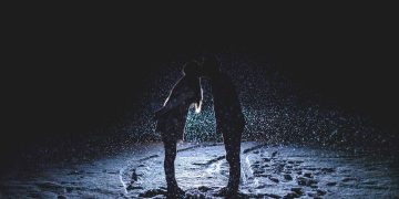 Τι λέει η Βιολογία για τον έρωτα με την πρώτη ματιά