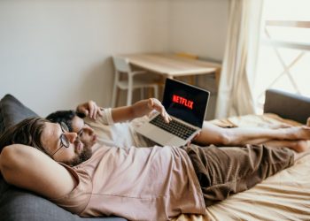 Η ασθένεια που προκαλεί η μαραθώνια παρακολούθηση σειρών