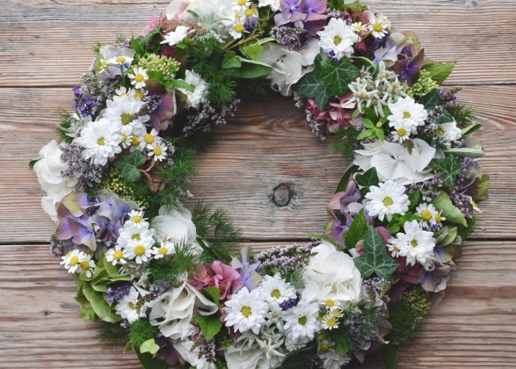 Πώς να φτιάξετε μαγιάτικο στεφάνι εύκολα και απλά