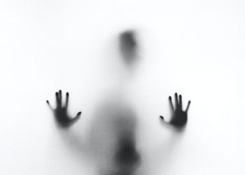 Τρεις φόνοι και μία κηδεία