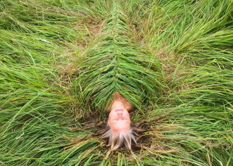 Τα ρούχα από γρασίδι και λουλούδια της Jeanne Simmons