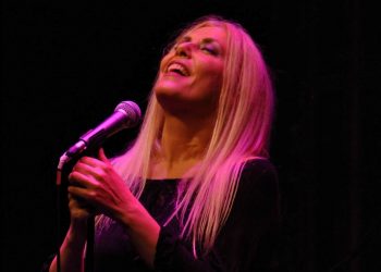 Η Θεοδοσία Τσάτσου ανεβαίνει ξανά