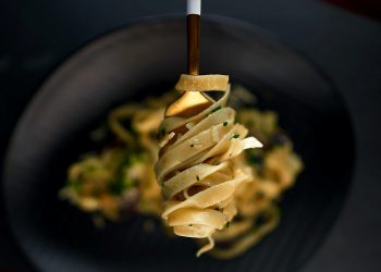 Το κόλπο που κάνει τέλεια τα ζυμαρικά φούρνου  