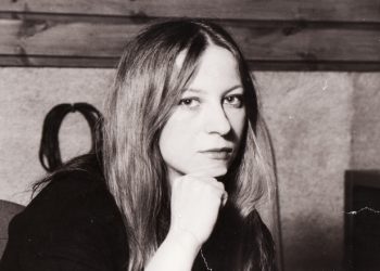 Η Λένα Πλάτωνος στον κήπο του Μεγάρου