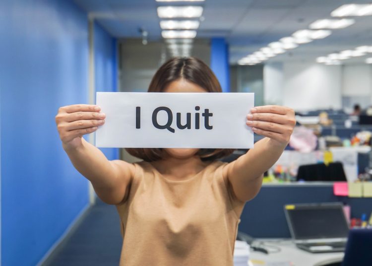 Από τη Μεγάλη στη Σιωπηρή Παραίτηση