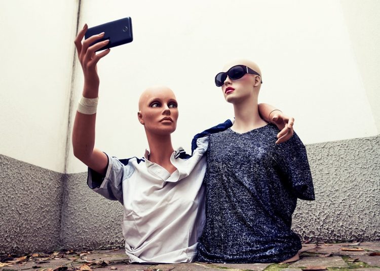 Κοινωνικά είδωλα και σωσίες, σε έναν κόσμο όπου η μόνη σταθερά είναι η αστάθεια