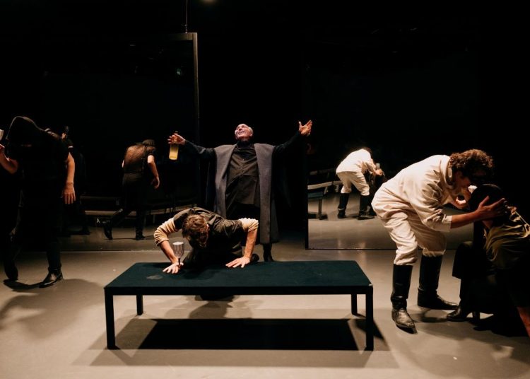 Οι Τσέντσι στο Δημοτικό Θέατρο Πειραιά