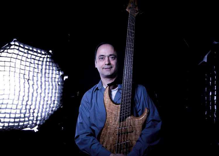 Ο Ed Far σε ένα ροκ ξεφάντωμα