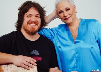 Μελίνα Κανά – Αλέξανδρος Κτιστάκης πλάι στο κύμα