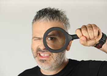 Λούης Πατσαλίδης: «Στη σάτιρα υπάρχει κι ένα δεύτερο, πολύ σοβαρό, κείμενο που υποβόσκει…»