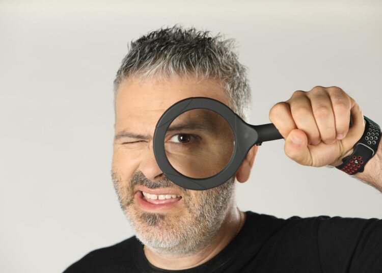 Λούης Πατσαλίδης: «Στη σάτιρα υπάρχει κι ένα δεύτερο, πολύ σοβαρό, κείμενο που υποβόσκει…»