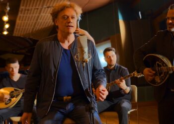 O Πέτρος Γαϊτάνος διασκευάζει τη «Μολυβιά» με συγκλονιστικό τρόπο