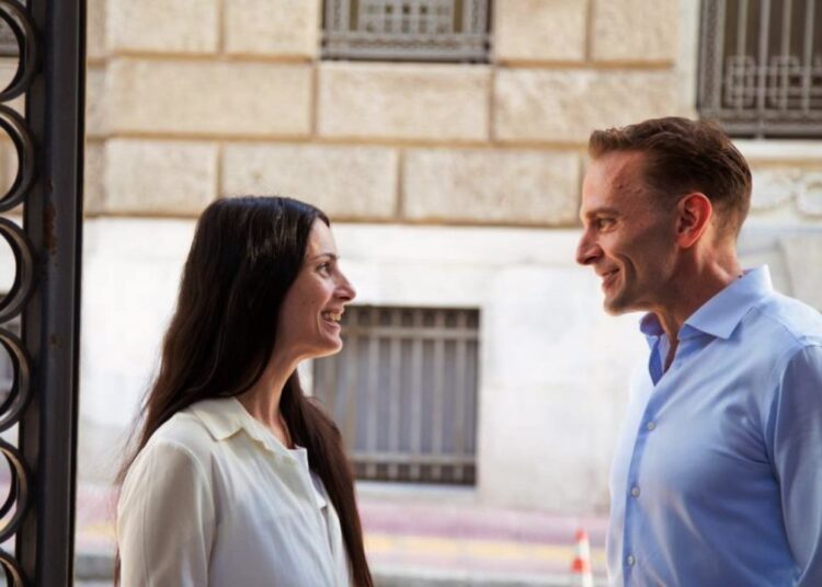 Ο διάσημος Gene Gillette έρχεται από το Μπρόντγουεϊ στην Αθήνα