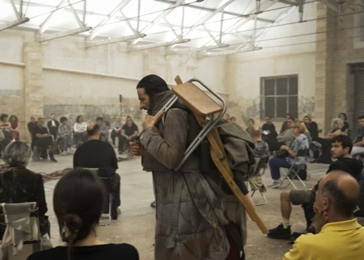 Ένας Οιδίποδας Τύραννος που έρχεται από μακριά και πηγαίνει βαθιά