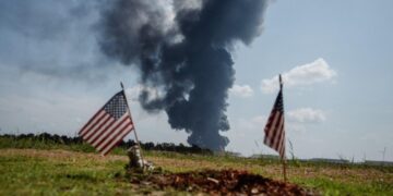 Ο Μισισιπής συνεχίζει να φλέγεται