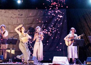 Τα λουλούδια θυμούνται και υμνούν