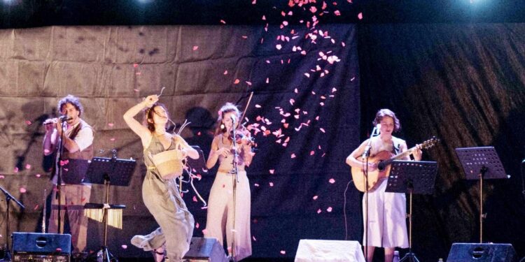 Τα λουλούδια θυμούνται και υμνούν