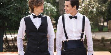 Το μυστήριο που κάνει τους άντρες να γονατίζουν και η άνοιξη του γαμπριάτικου κοστουμιού