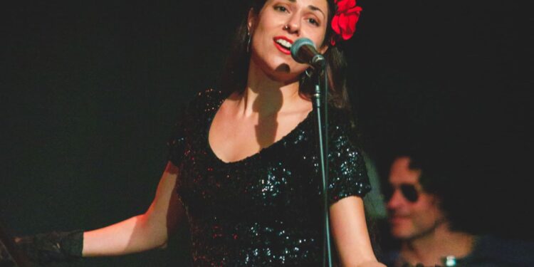 «ΖΗΤΩ τα λαϊκά κορίτσια!»